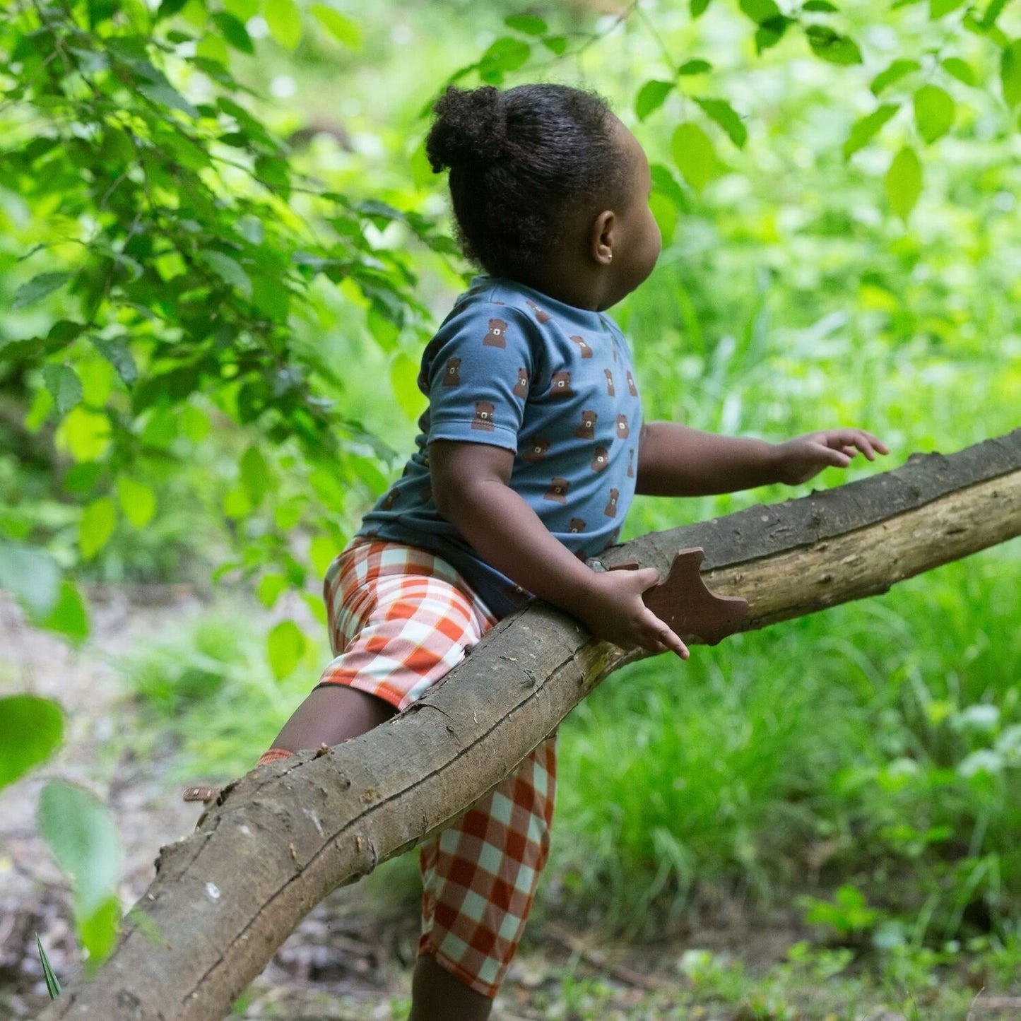 Pilkšvai mėlyni vaikiški marškinėliai trumpomis rankovėmis, marginti meškiukais.