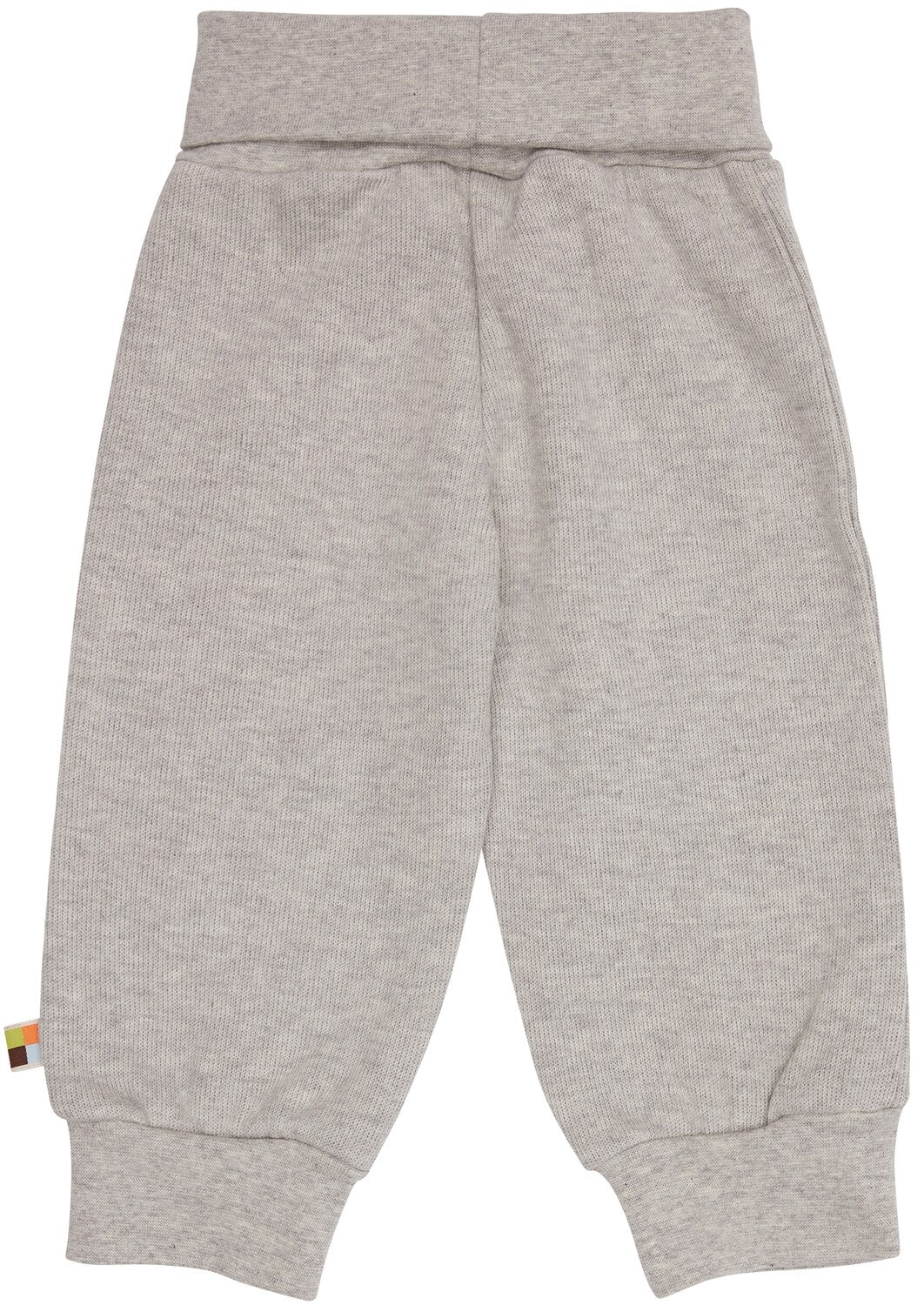 Švelnios ir minkštos vaikiškos laisvalaikio kelnės iš GOTS organinės medvilnės interlock trikotažo. Aukštu priglundančiu liemeniu, kurį galima nešioti užlenkus arba atlenkus. Šviesiai pilkos spalvos.