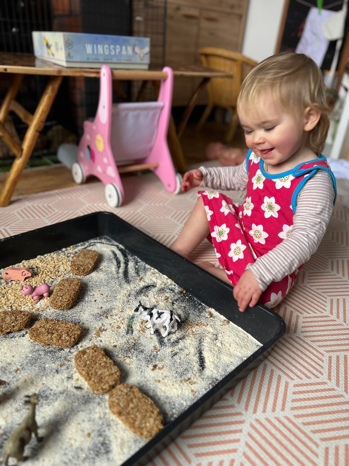 Ryškiai rožinė vaikiška suknelė-sarafanas su gėlėmis