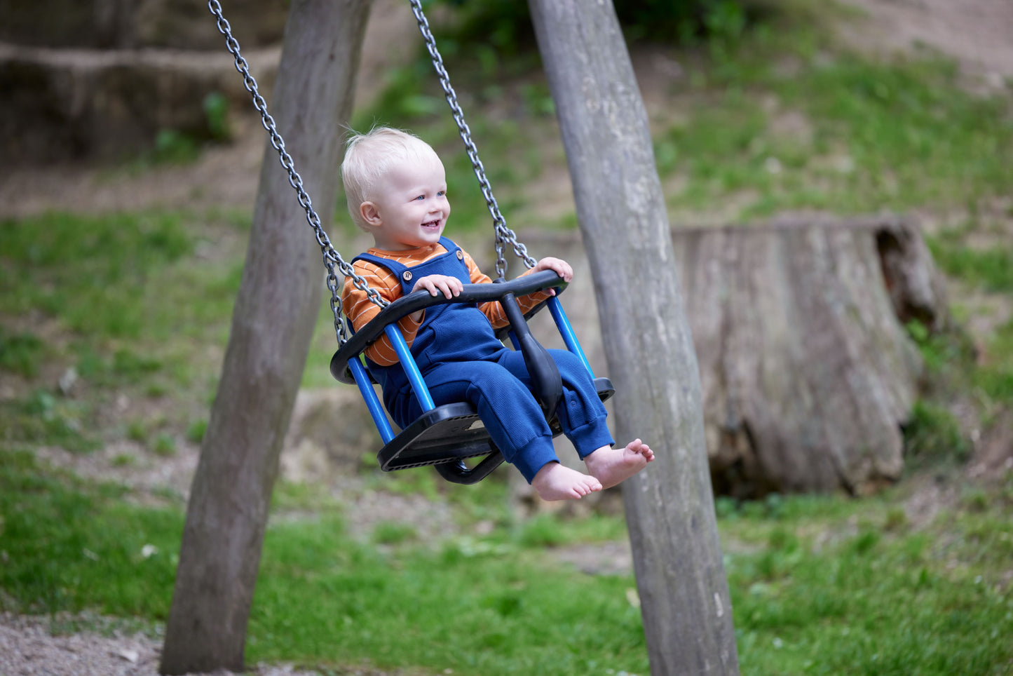 Rantuoto, minkšto audinio vaikiškas kombinezonas iš GOTS organinės medvilnės. Tamsiai mėlynos spalvos.