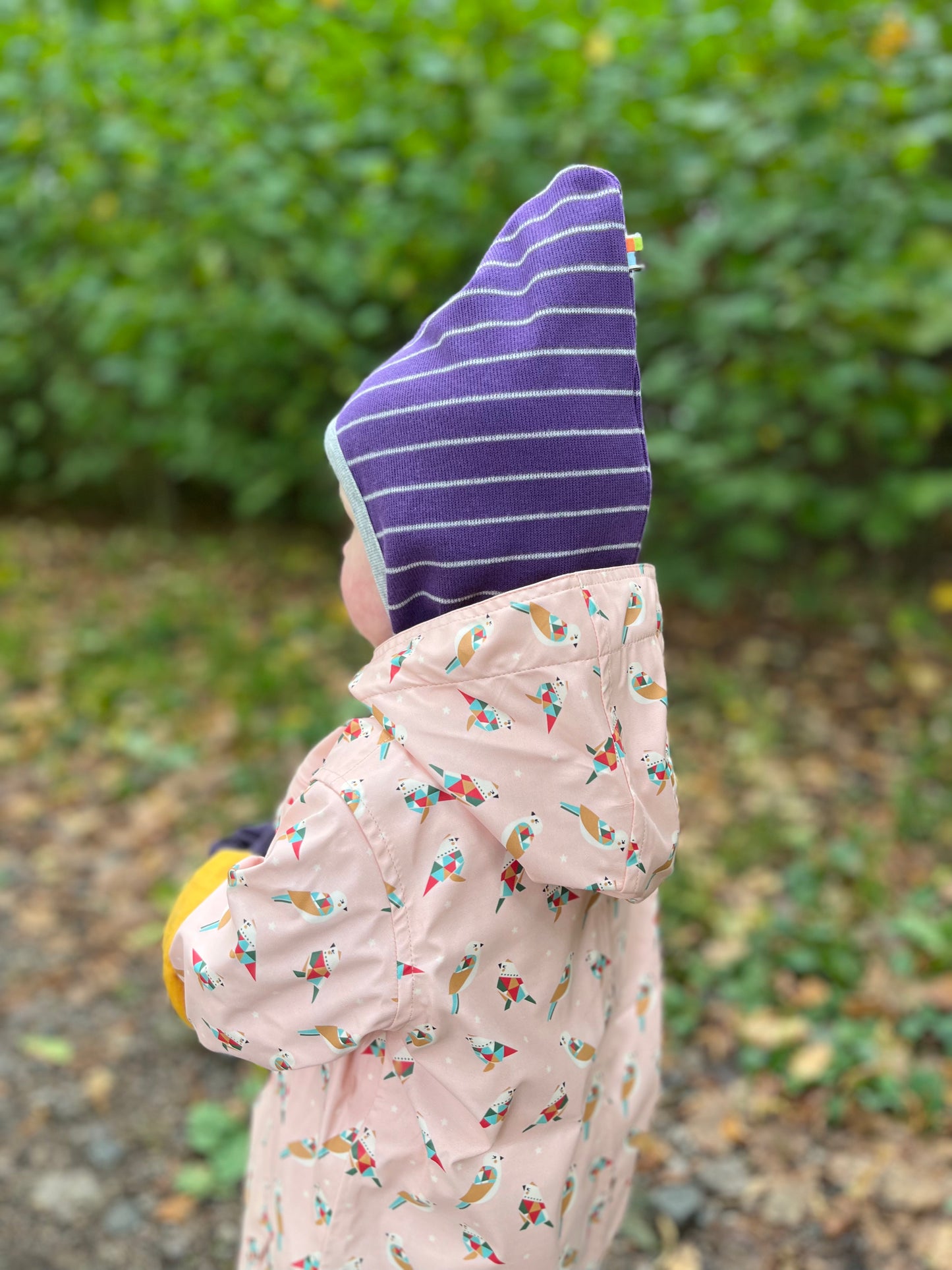 Vaikiška dvipusė kepurė-šalmukas "Fleece Bottle" tamsiai violetinė, dryžuota. Rudeniui/pavasariui.