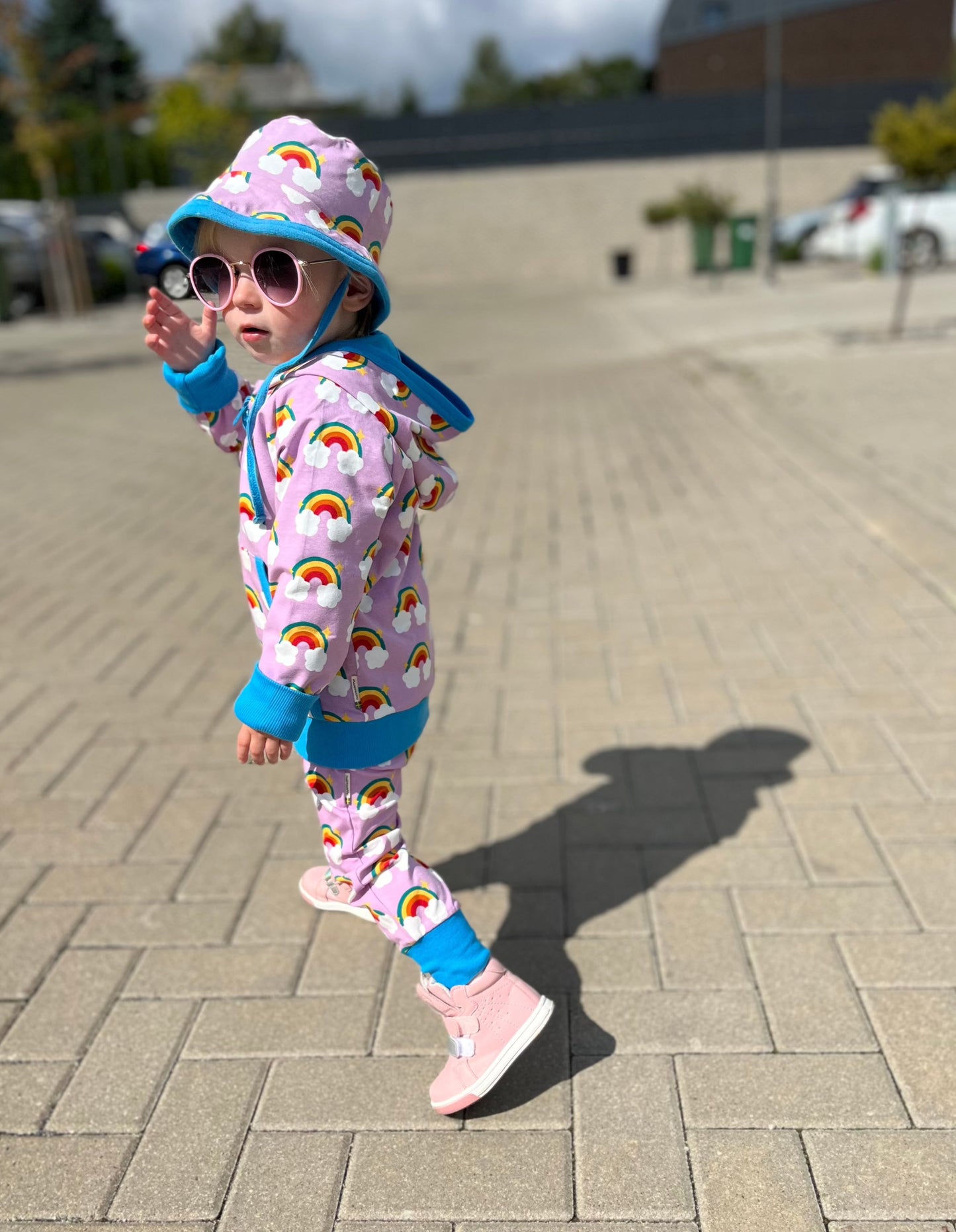 Dvipusis vaikiškas džemperis su vaivorykštėmis. Viena pusė violetinė, kita mėlyna. Su kišenėmis ir užrtrauktuku.