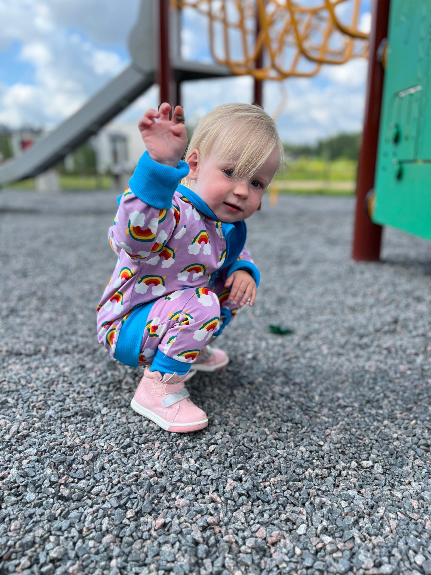Dvipusis vaikiškas džemperis su vaivorykštėmis. Viena pusė violetinė, kita mėlyna. Su kišenėmis ir užrtrauktuku.