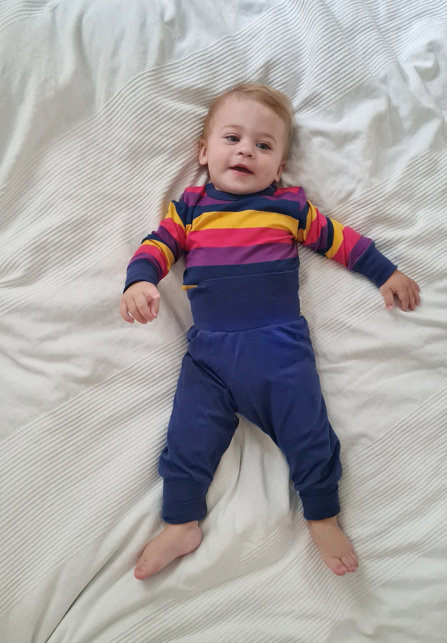 Žaismingas, violetinis dryžuotas smėlinukas ilgomis rankovėmis