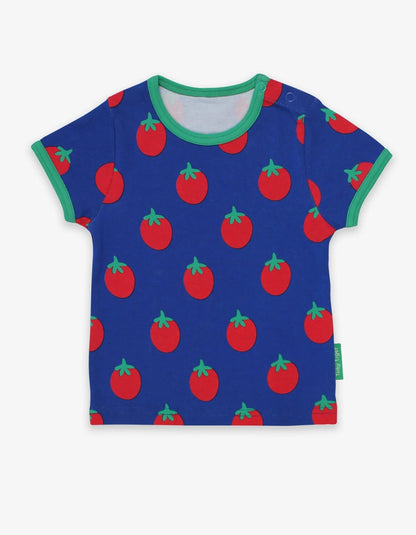 Stilingi, tamsiai mėlyni vaikiški marškinėliai trumpomis rankovėmis, marginti žaismingais pomidoriukais.
