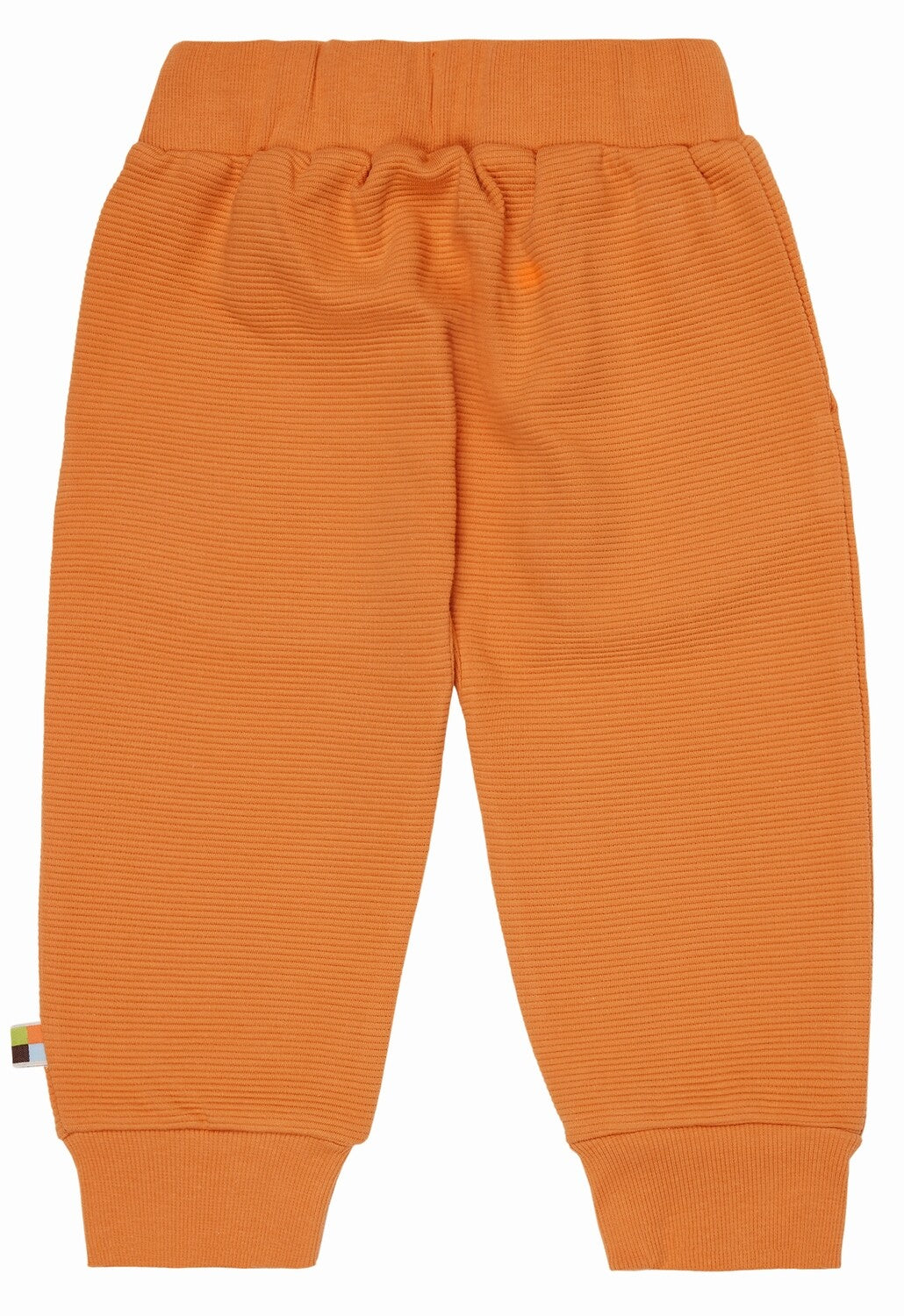 Rantuotos, judesių nevaržančios vaikiškos laisvalaikio kelnės iš švelnaus GOTS organinės medvilnės trikotažo. Orandžinės spalvos, su kišenėmis.