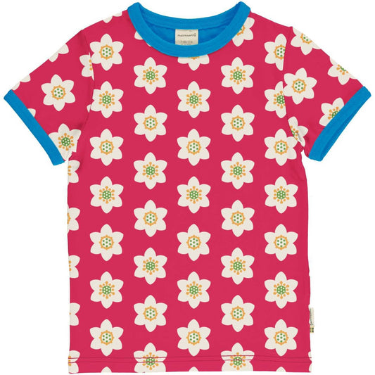 Vaikiški marškinėliai trumpomis rankovėmis. Ryškiai rožinės spalvos, marginti šviesių gėlyčių raštu ir žydromis detalėmis.