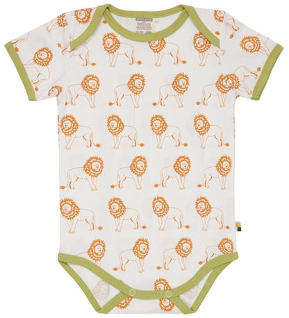 Vaikiškas smėlinukas trumpomis rankovėmis. Baltas su oranžiniais liūtukais ir žaliomis detalėmis. 