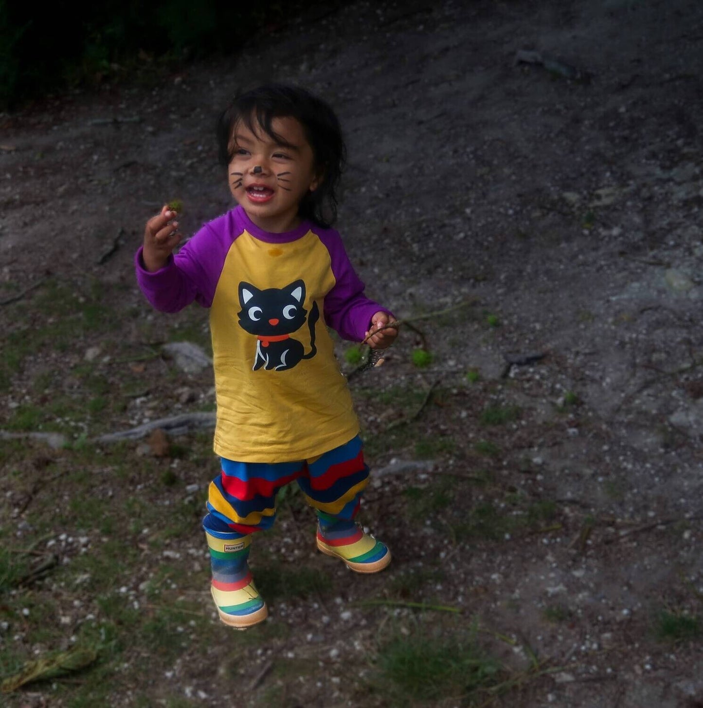 Vaikiški marškinėliai raglan, ilgomis rankovėmis. Ryškiai geltoni, su ryškiomis violetinėmis rankovėmis ir kačiuko piešinėliu.