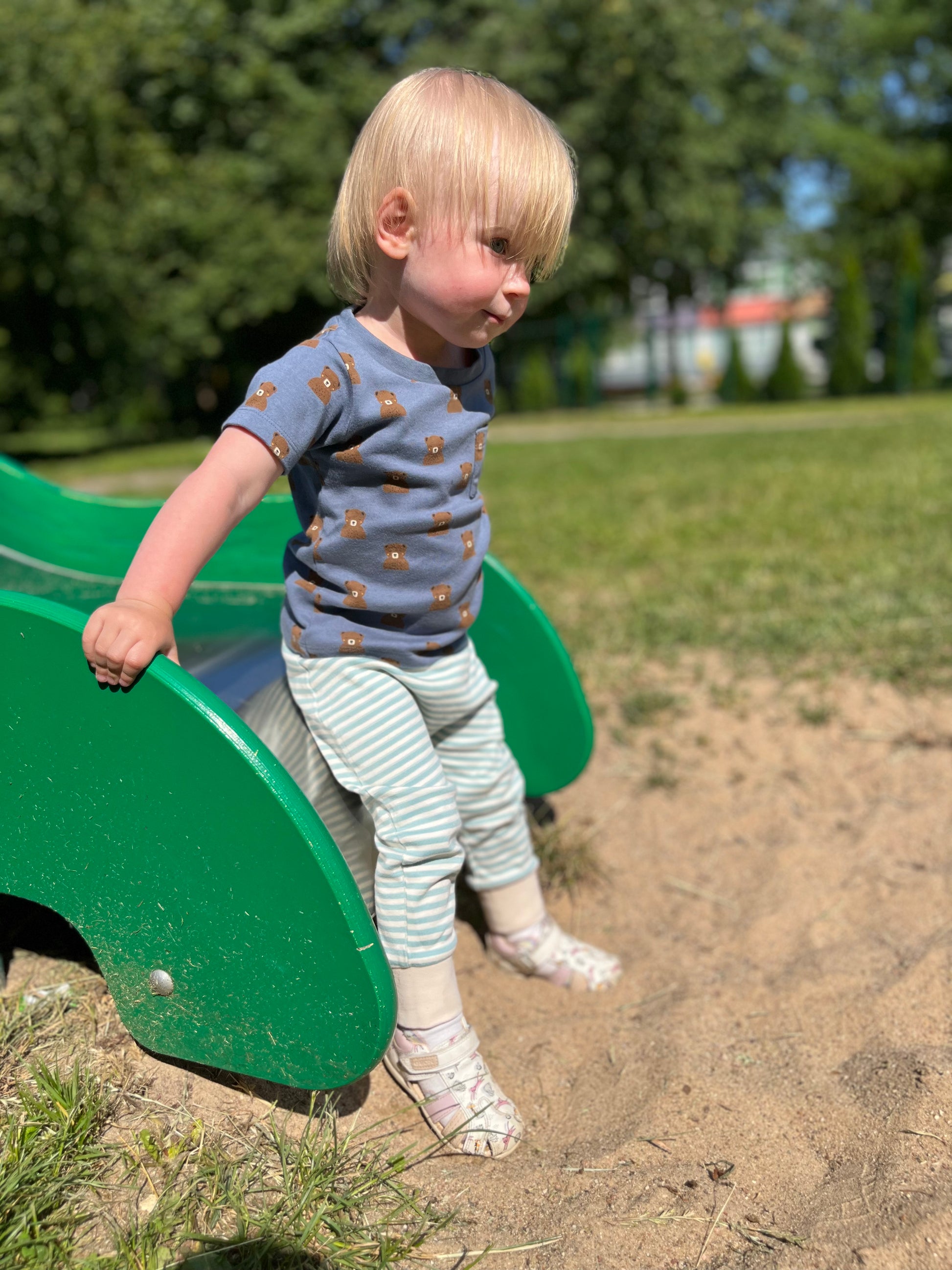 Stilingas vaikiškas marškinėlių ir kelnių komplektas. Marškinėliai trumpomis rankovėmis su meškiukais, šviesios dryžuotos kelnės.